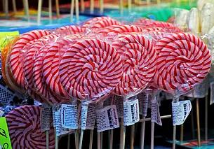 Леденцы и ириски: педиатр назвала самые вредные для детей сладости