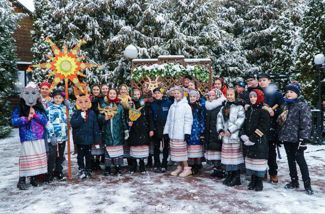 Так празднуют Коляду дети в агроусадьбе «Дом у дороги» в деревне Коминтерн Могилевского района. Фото Влада Жигадло. 6 января 2023 года.