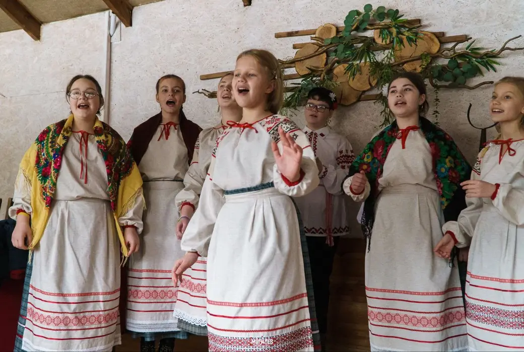 Так празднуют Коляду дети в агроусадьбе «Дом у дороги» в деревне Коминтерн Могилевского района. Фото Влада Жигадло. 6 января 2023 года.