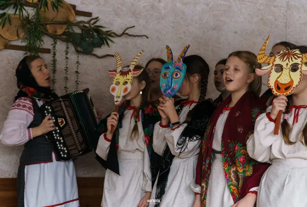 Так празднуют Коляду дети в агроусадьбе «Дом у дороги» в деревне Коминтерн Могилевского района. Фото Влада Жигадло. 6 января 2023 года.