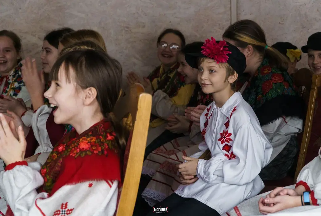 Так празднуют Коляду дети в агроусадьбе «Дом у дороги» в деревне Коминтерн Могилевского района. Фото Влада Жигадло. 6 января 2023 года.