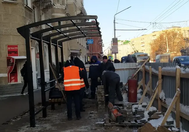 Остановочный павильон общественного транспорта устанавливают напротив центрального универмага в Могилеве