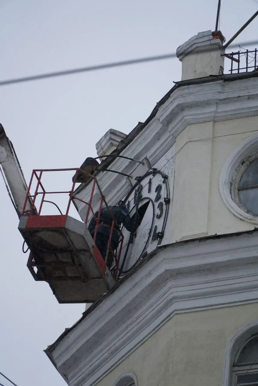 Идет ремонт часов над бывшим магазином «Театральный» в Могилеве. Фото: @moymogilev