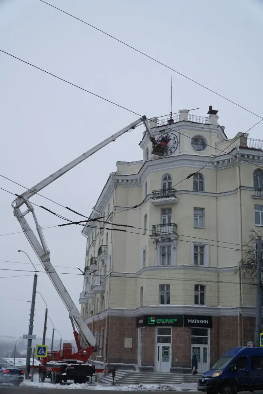 Идет ремонт часов над бывшим магазином «Театральный» в Могилеве. Фото: @moymogilev