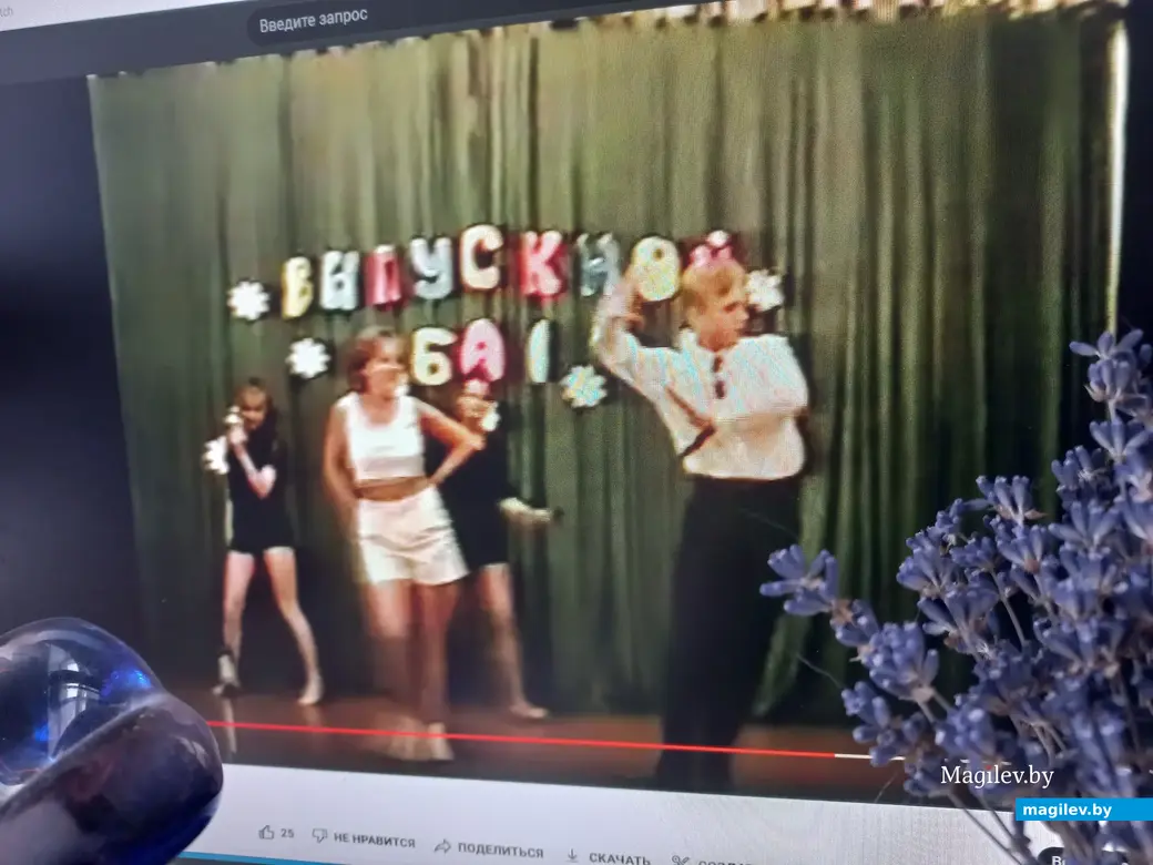 Скриншот из клипа «Наши девяностые». В кадре – именно те самые, девяностые.