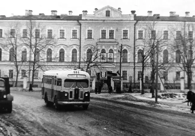 «Шлеп-шлеп – и обувь в грязи». На чем ездили могилевчане в середине прошлого века