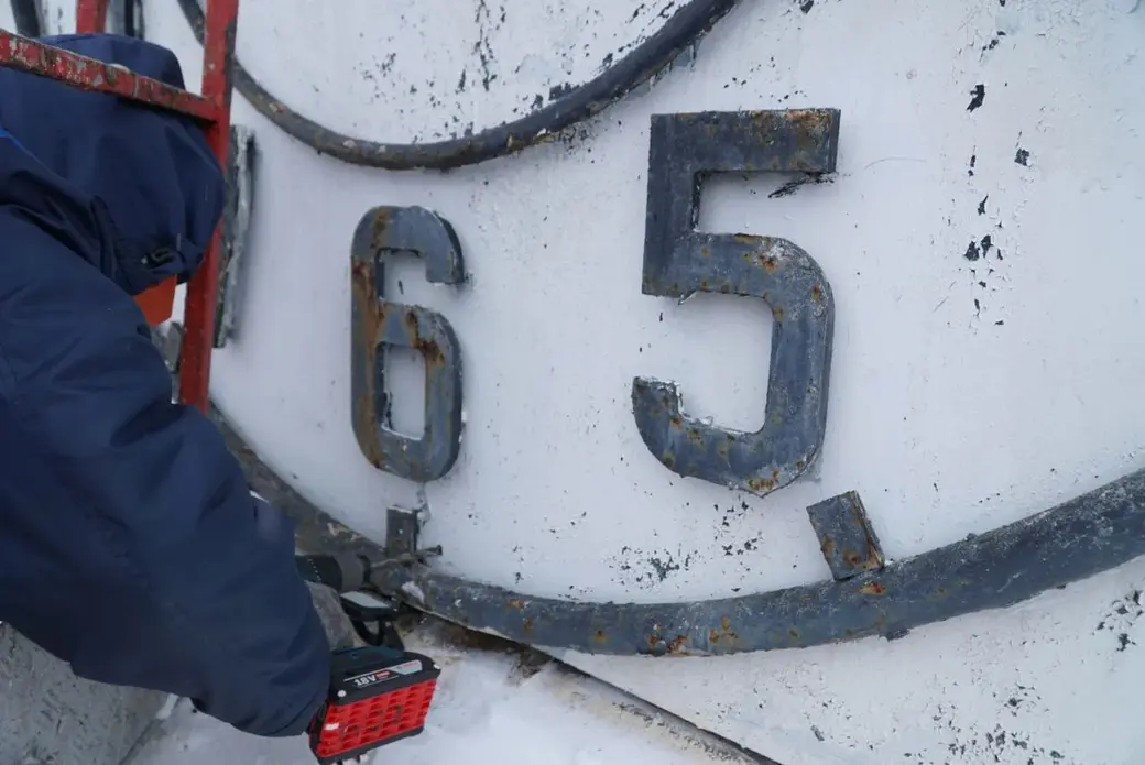 Идет ремонт часов над бывшим магазином «Театральный» в Могилеве. Фото: @moymogilev