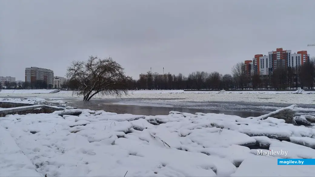 Январь 2023 г. Могилев. А это вид напротив того места, где идет стройка