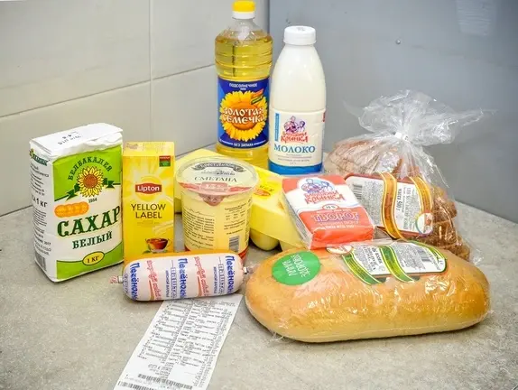 11.05.2018, Бобруйск. Пенсионеры покупают продукты в гастрономах