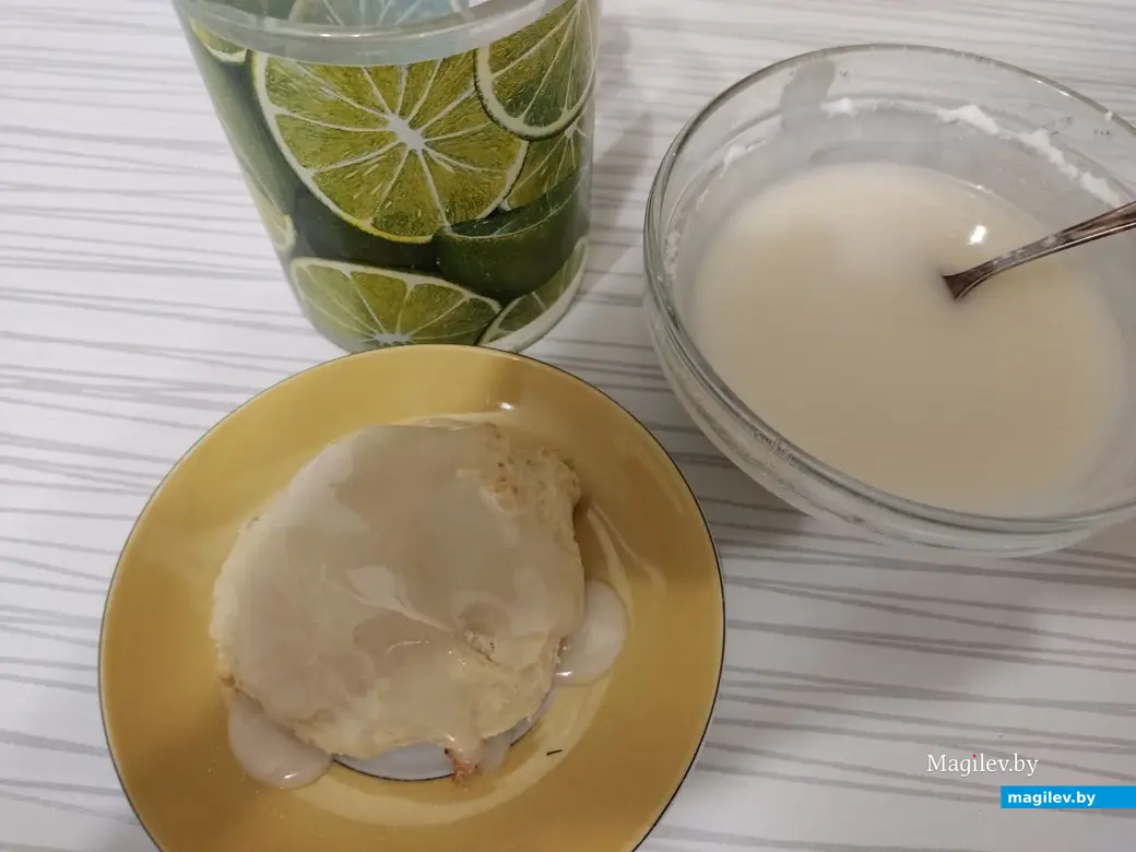 Глазурь должна быть достаточно густой. Лучше опробовать ее на одном печенье и при необходимости добавить сахарную пудру