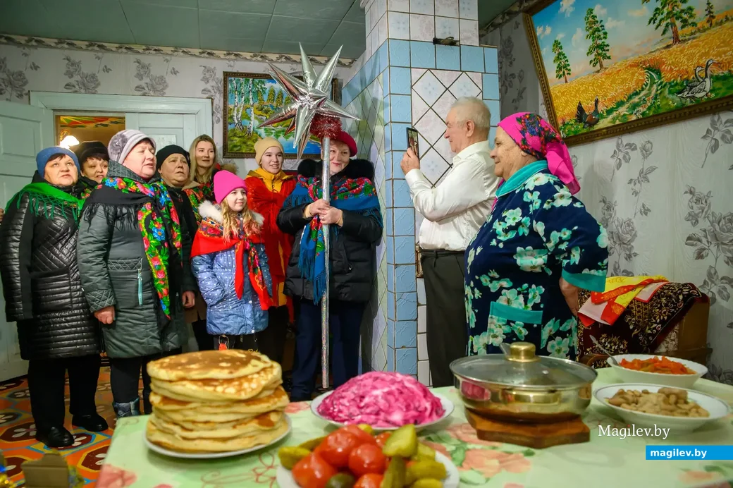 2023 г. Деревня Мартыновка Бобруйского района. В гости к супругам Роскачам пришла Каляда! Фото: