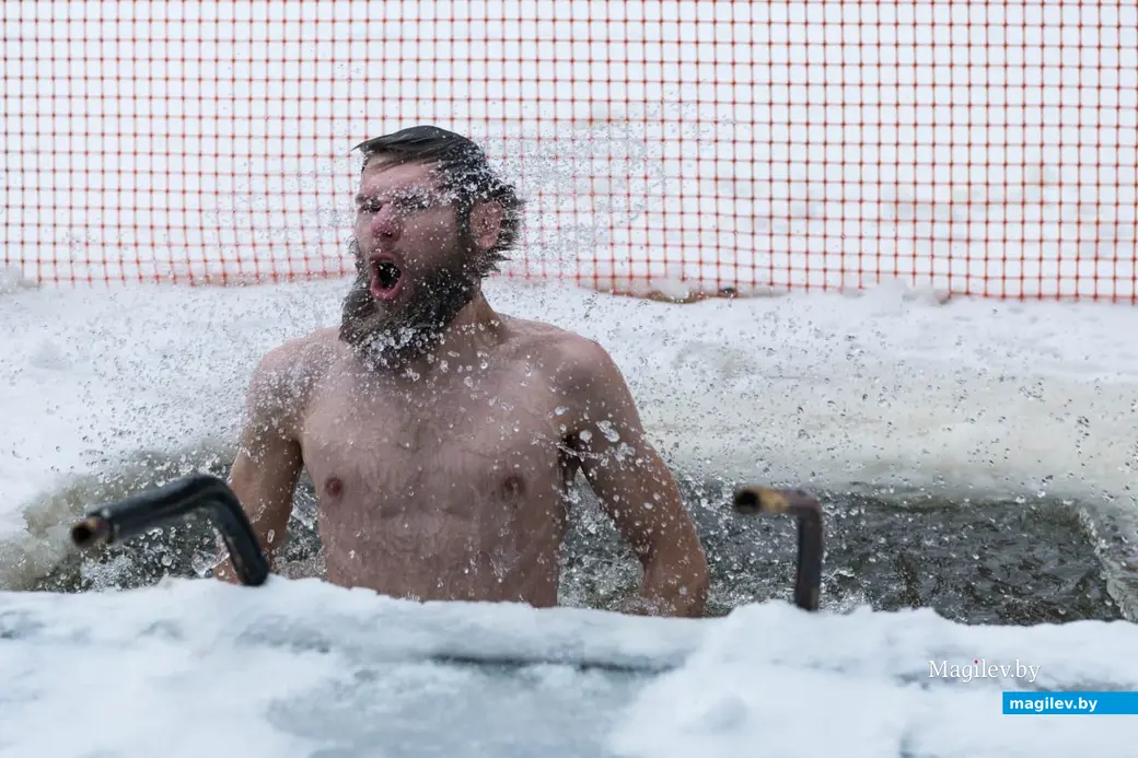 Январь 2023 г. Могилев, Печерский лесопарк. Больше всего Антону нравится окунаться в крепкие морозы