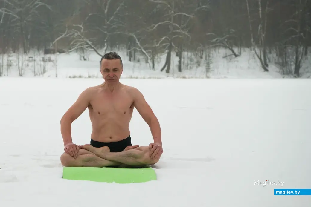 Январь 2023 г. Могилев, Печерский лесопарк. Михаил Котолосов выполняет асаны на снегу