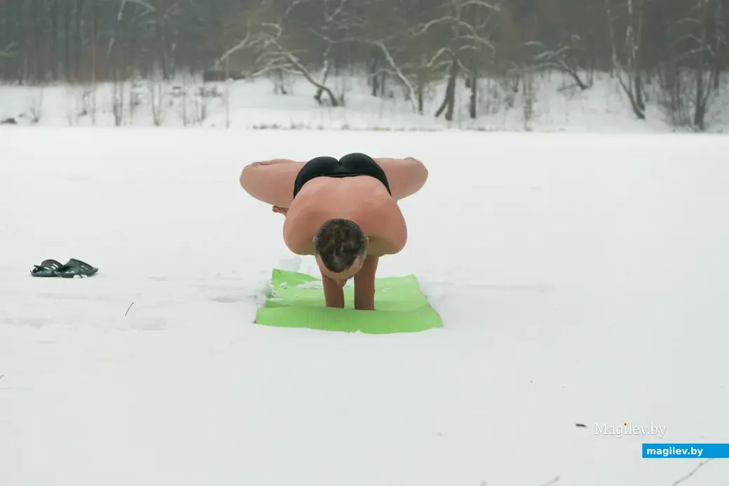 Январь 2023 г. Могилев, Печерский лесопарк. Михаил Котолосов выполняет асаны на снегу