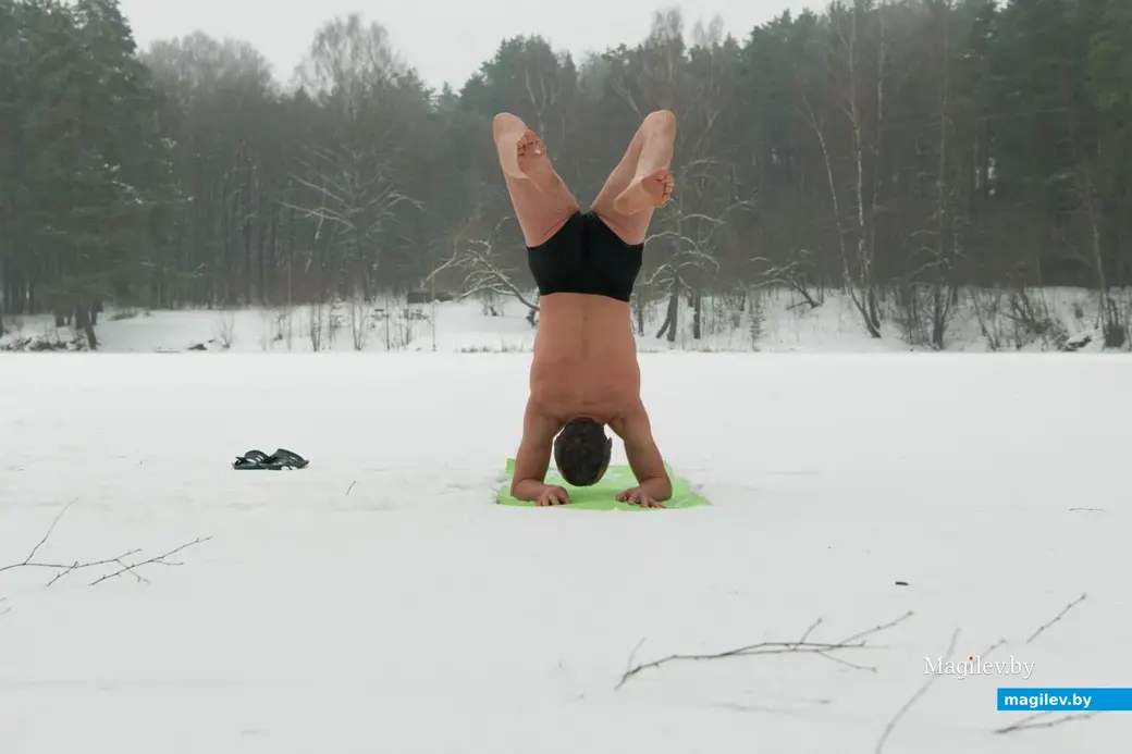 Январь 2023 г. Могилев, Печерский лесопарк. Михаил Котолосов выполняет асаны на снегу