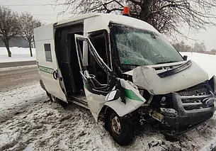 В Могилеве микроавтобус врезался в дерево: пассажир с травмами доставлен в больницу