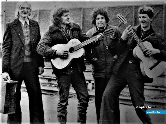 ...Гитаристы ведь на многое способны:«Ну, что, рванем в колхоз?» Могилев, железнодорожный вокзал, 1970-е годы.
