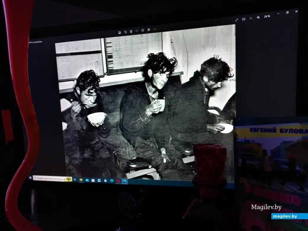 Даже мой традиционный коллаж со спасенными советскими солдатами (в центре Асхат Зиганшин) не может скрыть драматизма событий, выпавших на долю этих парней.