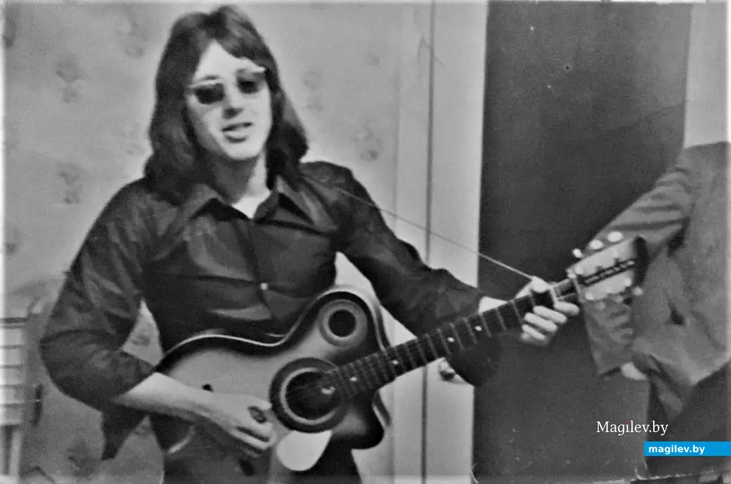 Гена с Юбилейного. Возможно в репертуар этого молодого человека тоже когда-то входила песня про баржу в Тихом океане. Могилев, 1970-е.