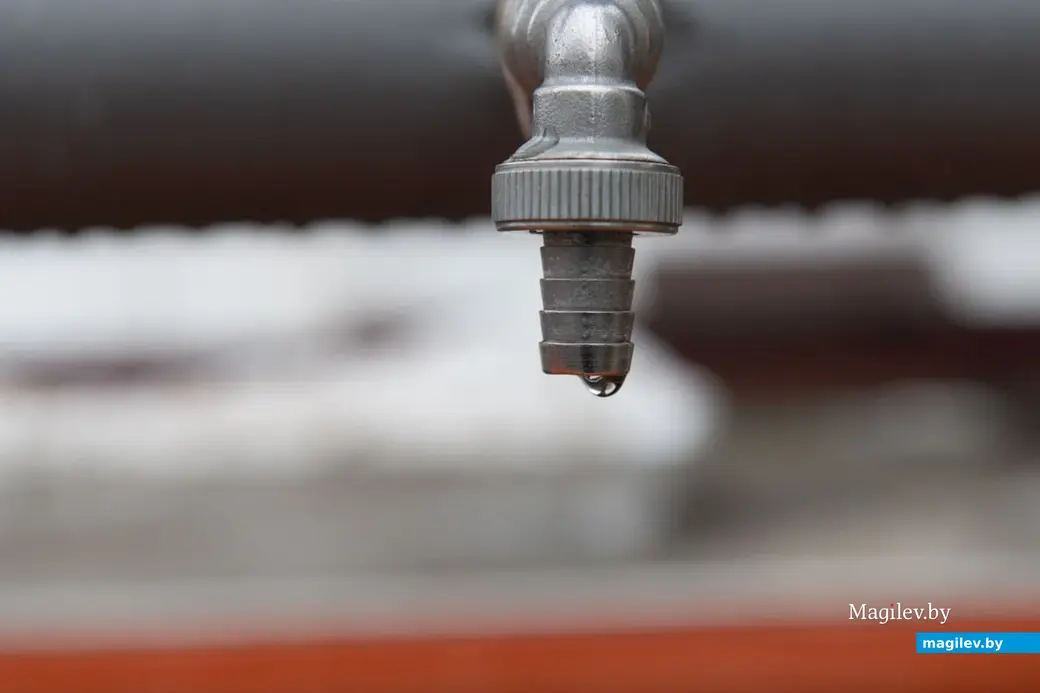 18.01.2023 г. Могилев, собор Трех Святителей. Люди набирают крещенскую воду накануне праздника