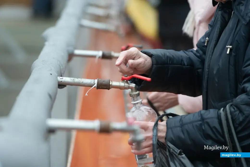 18.01.2023 г. Могилев, собор Трех Святителей. Люди набирают крещенскую воду накануне праздника