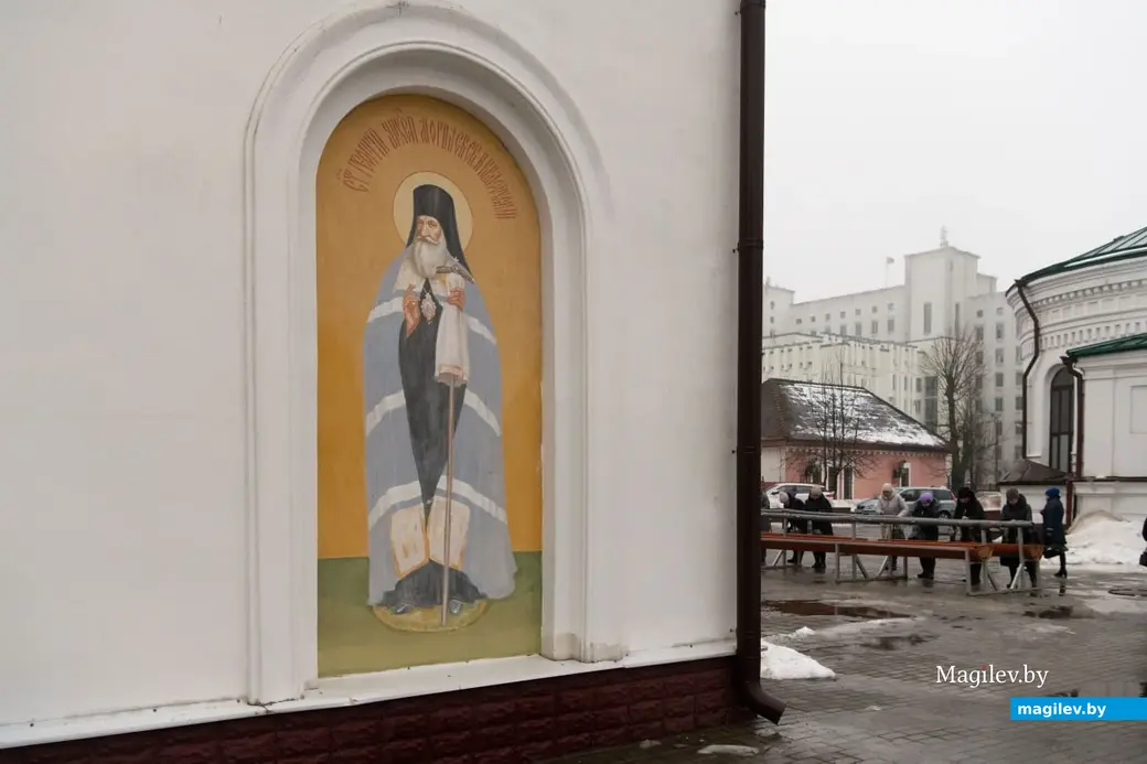 18.01.2023 г. Могилев, собор Трех Святителей. Люди набирают крещенскую воду накануне праздника