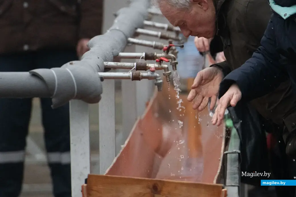 18.01.2023 г. Могилев, собор Трех Святителей. Люди набирают крещенскую воду накануне праздника