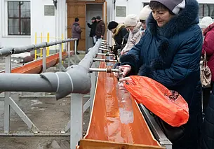 Могилевчане приходят в собор Трех Святителей за крещенской водой. Фотофакт