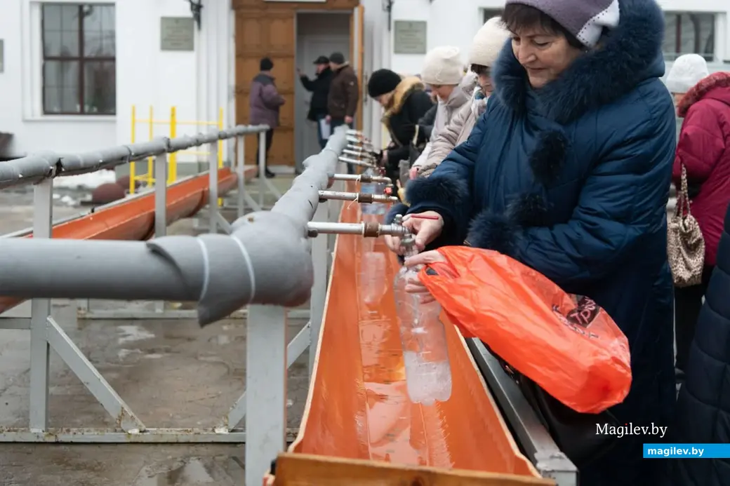 18.01.2023 г. Могилев, собор Трех Святителей. Люди набирают крещенскую воду накануне праздника
