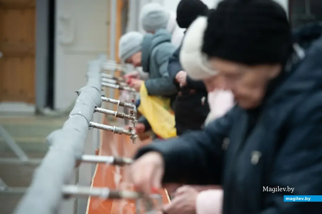 18.01.2023 г. Могилев, собор Трех Святителей. Люди набирают крещенскую воду накануне праздника