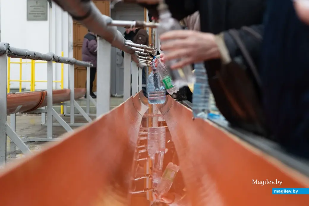 18.01.2023 г. Могилев, собор Трех Святителей. Люди набирают крещенскую воду накануне праздника