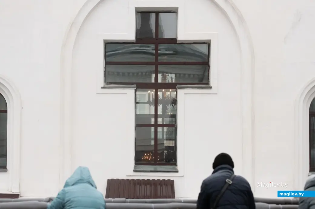 18.01.2023 г. Могилев, собор Трех Святителей. Люди набирают крещенскую воду накануне праздника