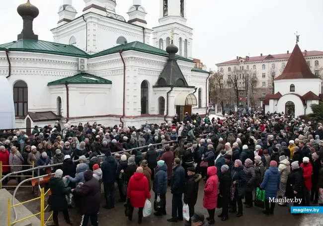 На Крещение в могилевском соборе Трех Святителей собралось много верующих