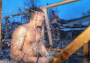 Кому нельзя окунаться в прорубь на Крещение: комментарий врача