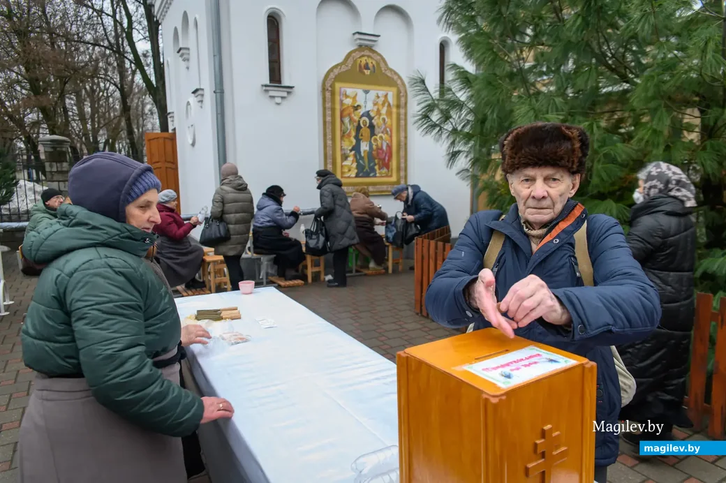 19.01.2023. Свято-Георгиевская церковь. Православные верующие набирают Крещенскую воду