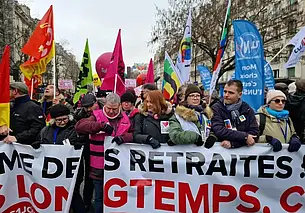 Во Франции планируют увеличить пенсионный возраст: на протесты вышли более миллиона человек