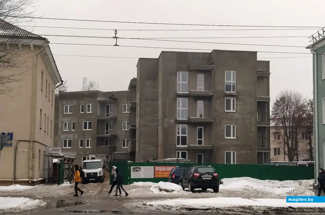 Могилев. Четырехэтажный дом на Первомайской рядом с исторической застройкой.
