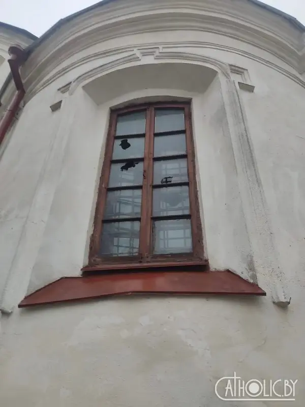 В костеле неизвестные вандалы ночью разбили окна. Могилев, 20.01.2023 г. Фото: сайт Сatholic.bу