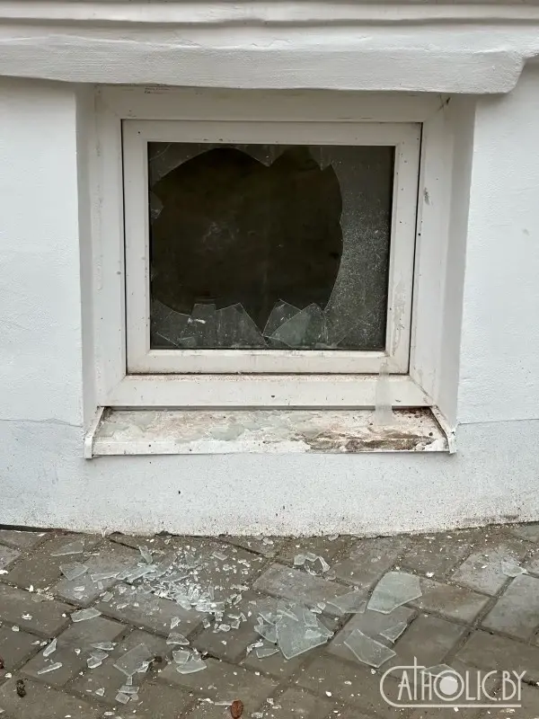 В костеле неизвестные вандалы ночью разбили окна. Могилев, 20.01.2023 г. Фото: сайт Сatholic.bу