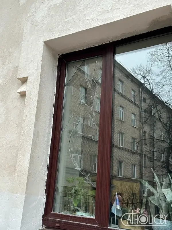 В костеле неизвестные вандалы ночью разбили окна. Могилев, 20.01.2023 г. Фото: сайт Сatholic.bу