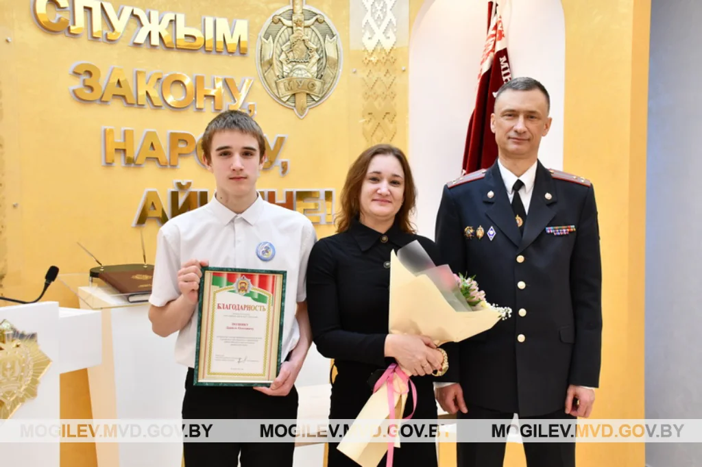 В Могилеве наградили девятиклассника за попытку задержать вооруженного преступника.