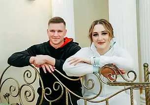 «На лошадях не получилось, поэтому женились в пижамах»