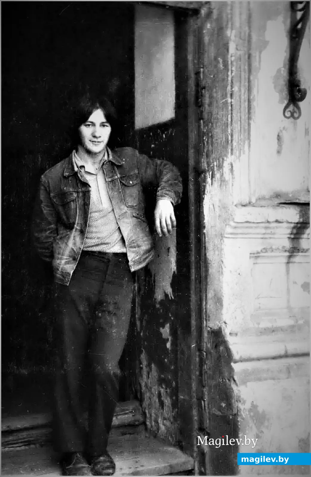 Валерий Катков у своей ныне снесенной двухэтажки, которая находилась на том месте, где сейчас медицинский колледж. Семья впоследствии известного в городе музыканта жила