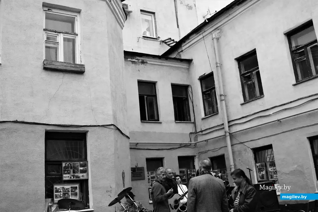 Неповторимя мелодия двухэтажного дворика Алика Кузькина в Пожарном переулке. Могилев, 2017 год.