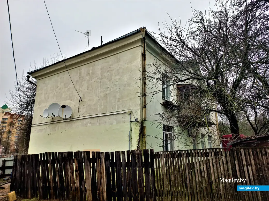 В этой двухэтажке по Клубному оврагу (еще до переезда в дом Пожарного переулка) жила семья Алика Кузькина. Кстати, правильно фамилия моего товарища молодости – Кускин.