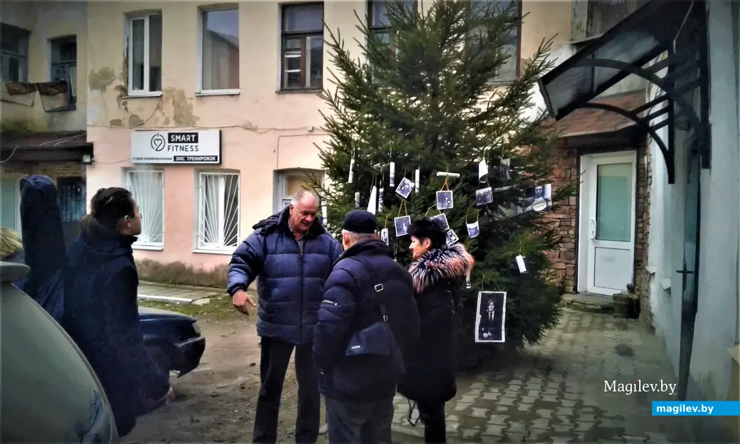 Мемориально-новогодняя елка « Не забывайте своих старых друзей!» (с фотографиями уже покинувших наш мир товарищей боевой молодости) в двухэтажном дворике Алика Кузькина.