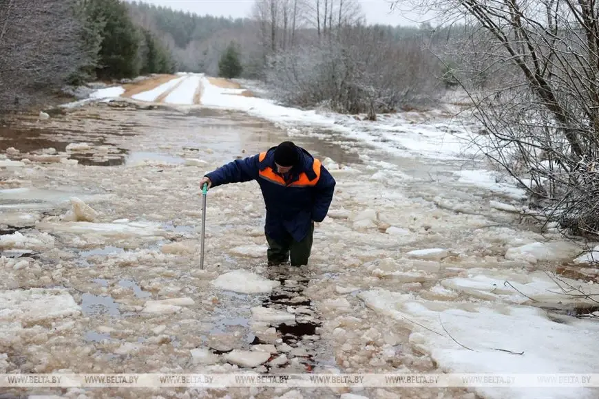Причина повышения уровня воды, очевидно, кроется в теплой погоде и таянии снега