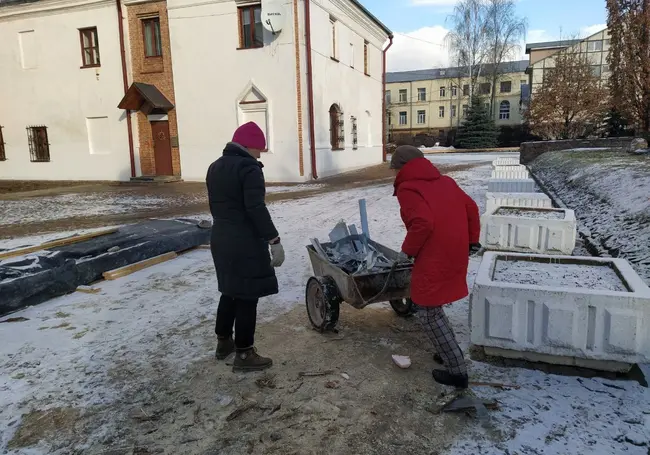 Неравнодушные могилевчане наводят порядок во дворе костела. Фотофакт