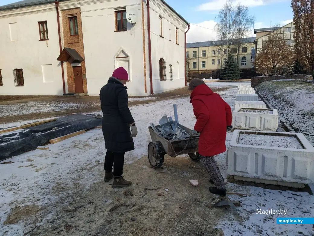 28 января 2023 года. Неравнодушные могилевчане наводят порядок во дворе костела Успения Девы Марии и Святого Станислава.