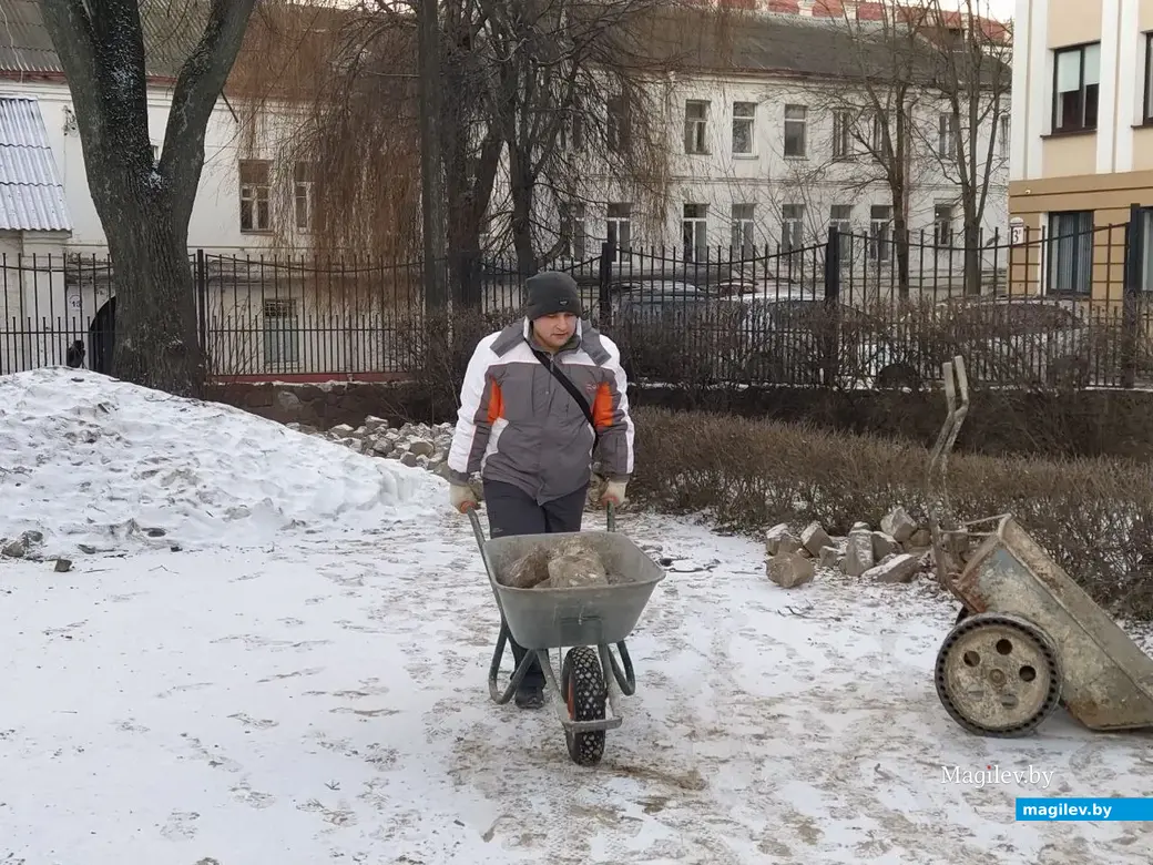 28 января 2023 года. Неравнодушные могилевчане наводят порядок во дворе костела Успения Девы Марии и Святого Станислава.